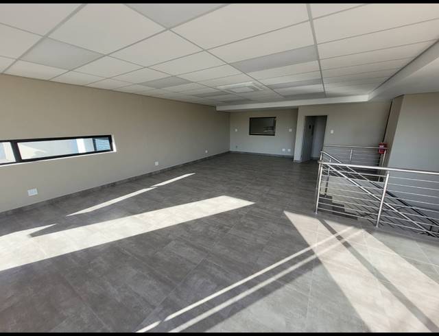 395M² WAREHOUSE TO LET IN STIKLAND INDUSTRIAL